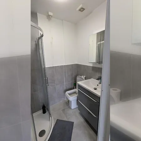 Large Newly Updated 3bd Duplex 20min To Airport Apartment