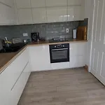 Large Newly Updated 3bd Duplex 20min To Airport Lägenhet *